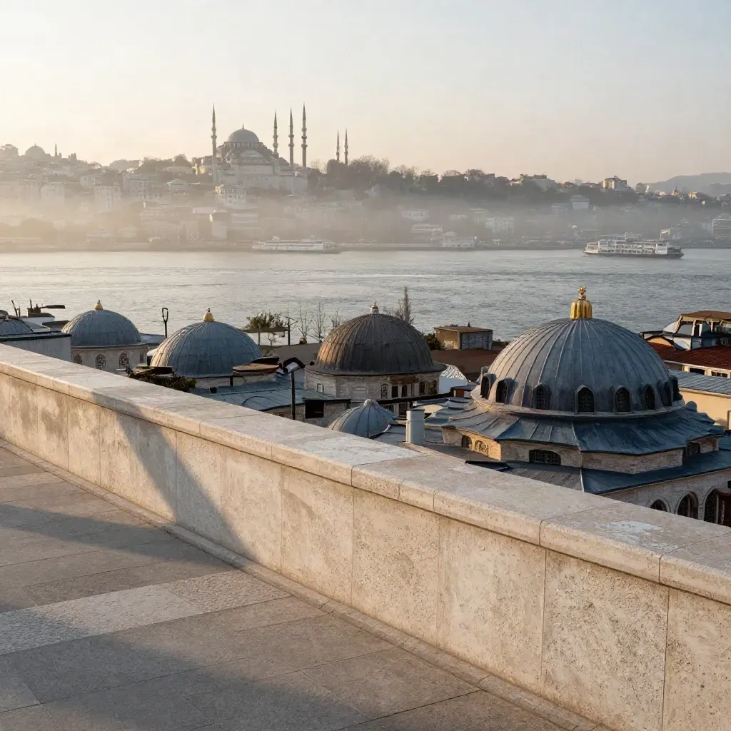 Sabah pusunda İstanbul silueti, altta sakin deniz ve feribot izleri, üstte kubbeler.